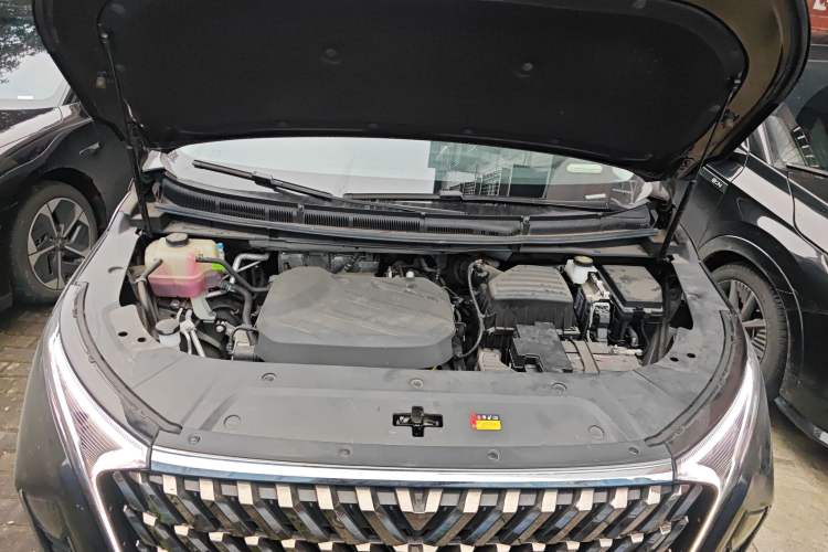 Used SAIC MAXUS G90 2022 2.0T Xingyun Six-Seater Version Engine Bay