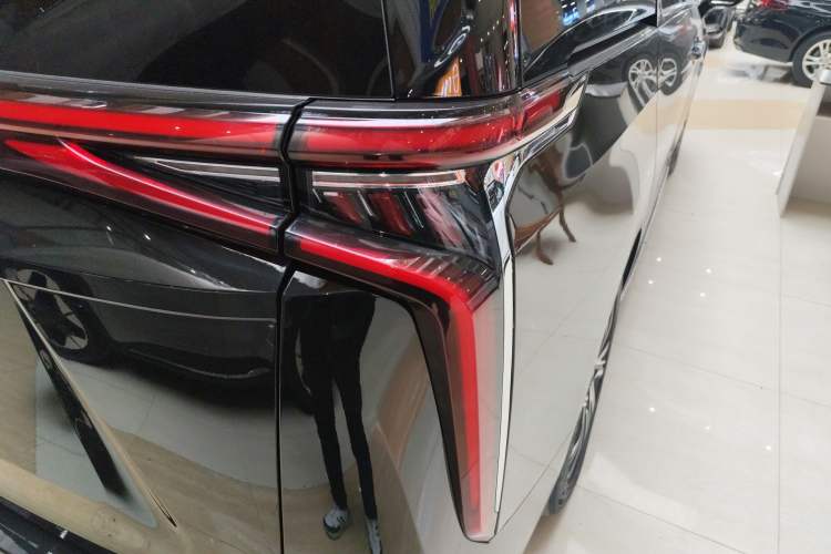 Used SAIC MAXUS G90 2022 2.0T Interstellar Seven-Seater Exterior 3