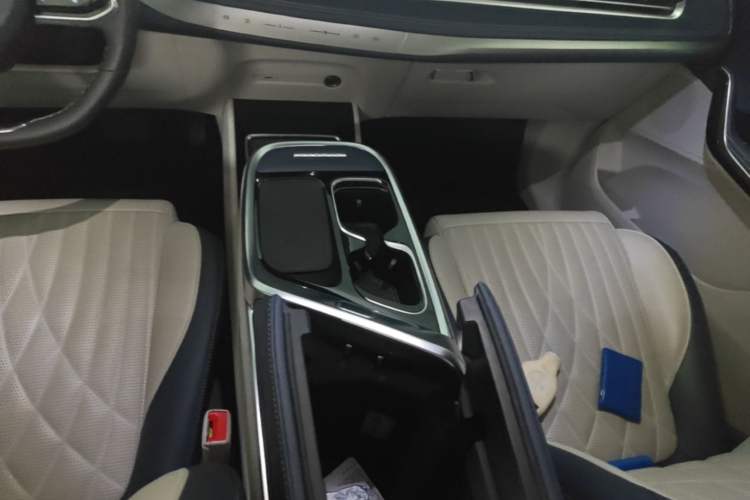 Used SAIC MAXUS G90 2022 2.0T Interstellar Seven-Seater Gear Lever
