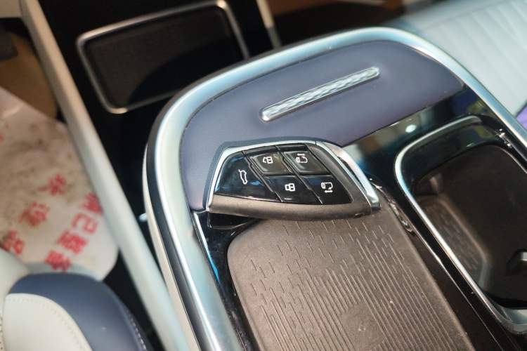 Used SAIC MAXUS G90 2022 2.0T Interstellar Seven-Seater Interior 1
