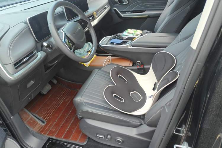 Used SAIC MAXUS G90 2022 2.0T Starry Seven-Seater Left Front Seat