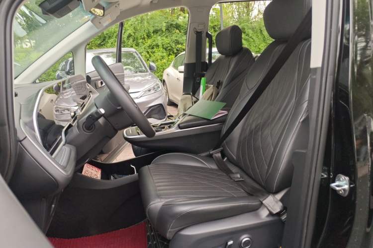 Used SAIC MAXUS G90 2022 2.0T Interstellar Seven-Seater Left Front Seat