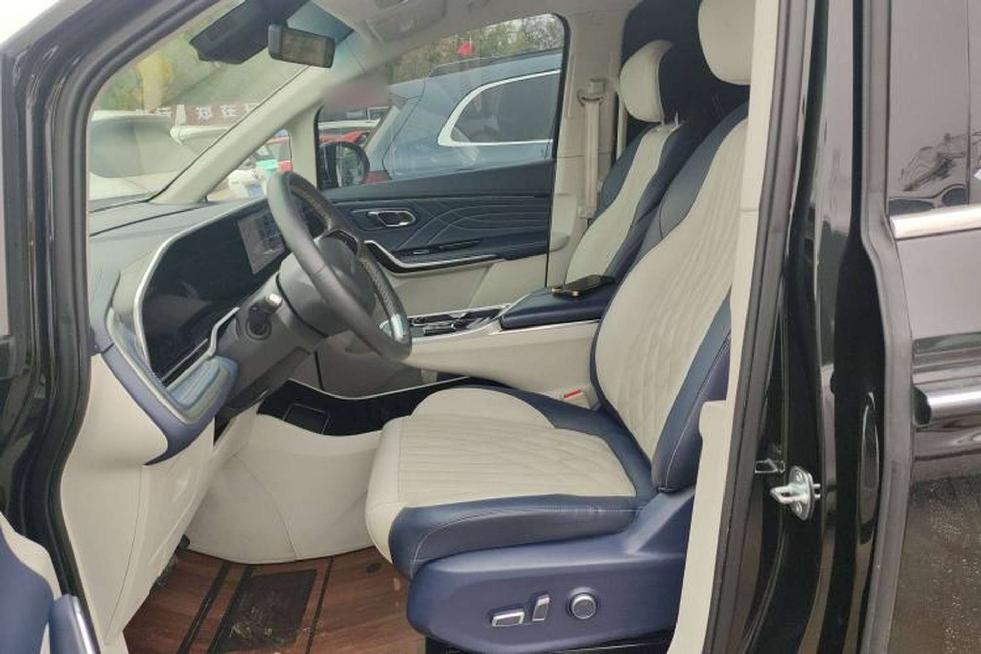 Used SAIC MAXUS G90 2022 2.0T Interstellar Six-Seater Edition Left Front Seat
