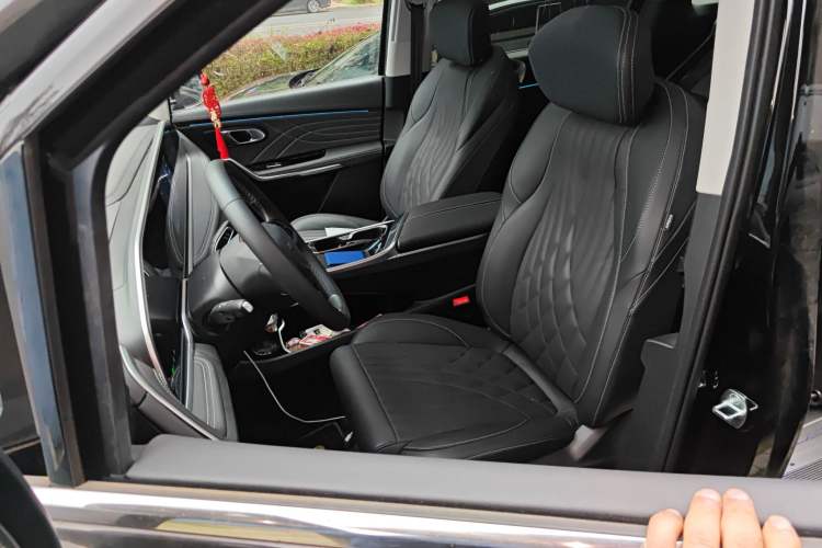 Used SAIC MAXUS G90 2022 2.0T Xingyun Six-Seater Version Left Front Seat