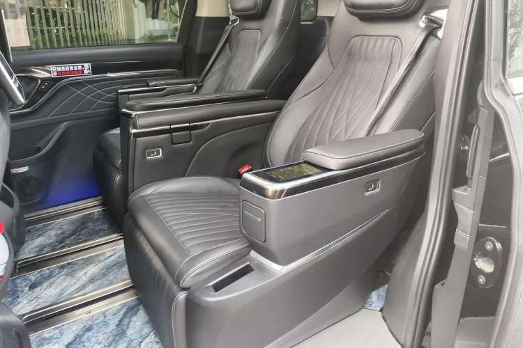 Used SAIC MAXUS G90 2022 2.0T Interstellar Seven-Seater Left Rear Seat