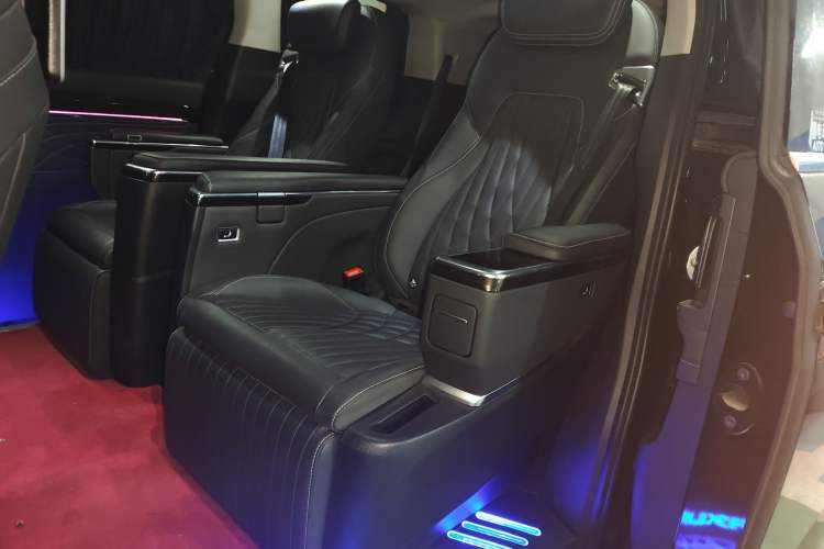 Used SAIC MAXUS G90 2022 2.0T Xinghan Executive Seven-Seater Left Rear Seat