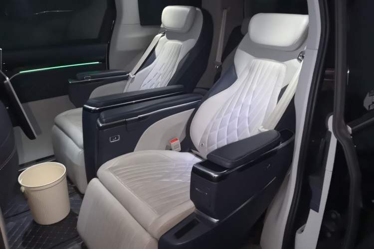 Used SAIC MAXUS G90 2022 2.0T Interstellar Seven-Seater Left Rear Seat