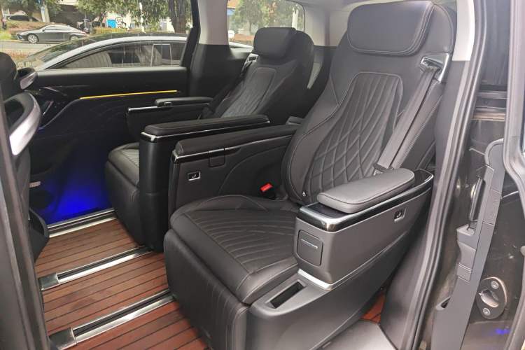 Used SAIC MAXUS G90 2022 2.0T Xingyun Six-Seater Version Left Rear Seat