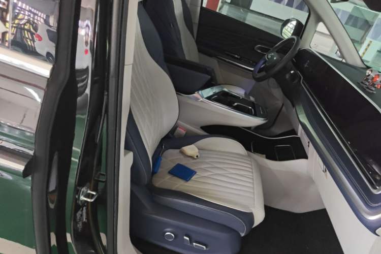 Used SAIC MAXUS G90 2022 2.0T Interstellar Seven-Seater Right Front Seat