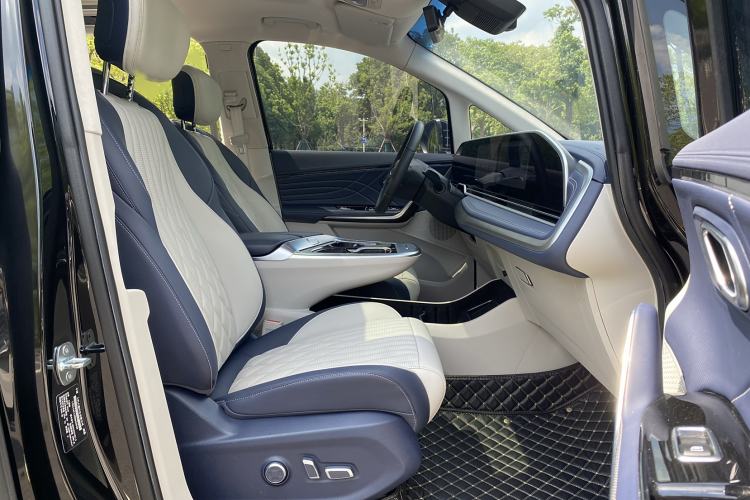Used SAIC MAXUS G90 2022 2.0T Interstellar Six-Seater Edition Right Front Seat