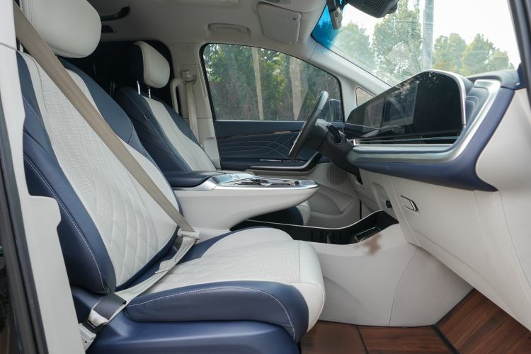 Used SAIC MAXUS G90 2022 2.0T Interstellar Six-Seater Edition Right Front Seat