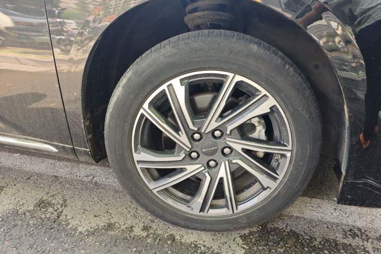 Used SAIC MAXUS G90 2022 2.0T Xingyun Seven-Seater Version Right Front Wheel Hub