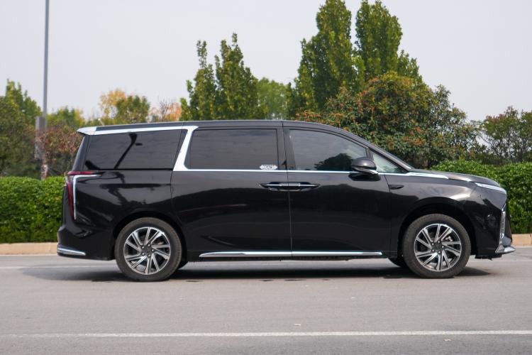 Used SAIC MAXUS G90 2022 2.0T Interstellar Six-Seater Edition Right Side