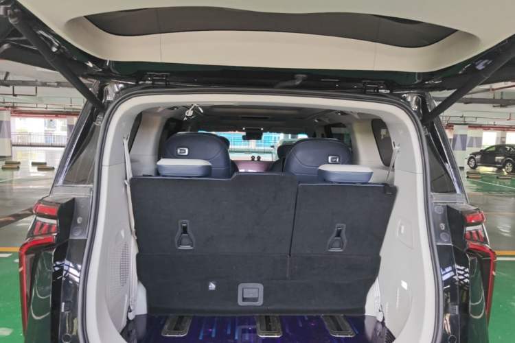 Used SAIC MAXUS G90 2022 2.0T Interstellar Seven-Seater Trunk