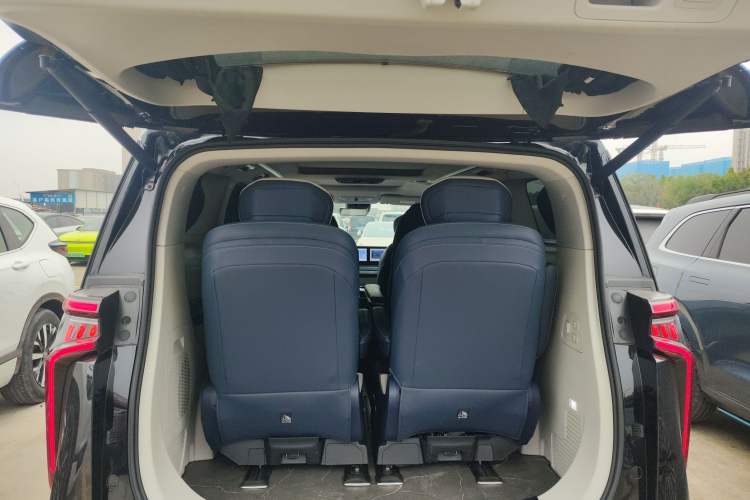 Used SAIC MAXUS G90 2022 2.0T Interstellar Six-Seater Edition Trunk