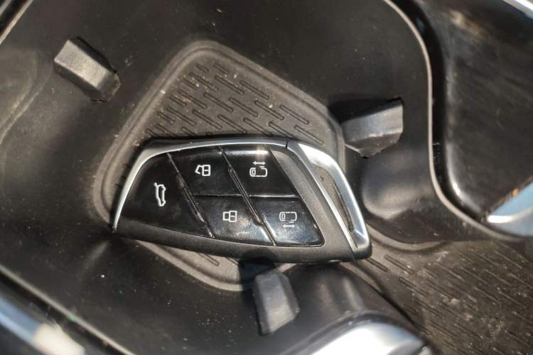 Used SAIC MAXUS G90 2022 2.0T Interstellar Seven-Seater Interior 1
