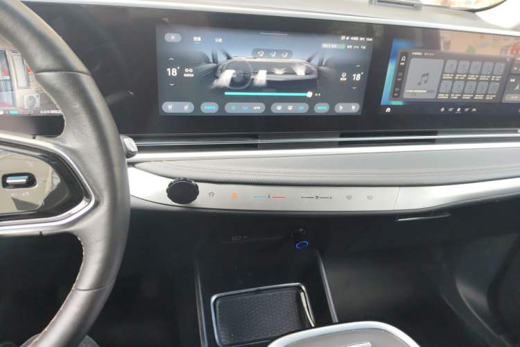 Used SAIC MAXUS G90 2022 2.0T Interstellar Seven-Seater Audio And AC Panel