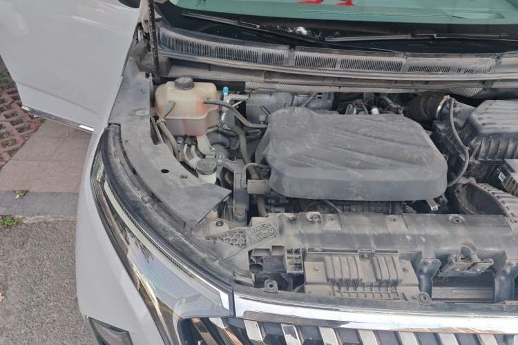 Used SAIC MAXUS G90 2022 2.0T Interstellar Seven-Seater Engine Bay Right