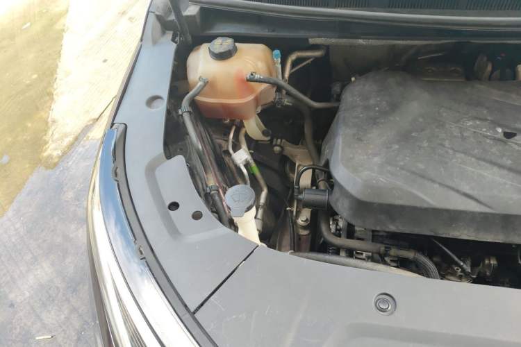 Used SAIC MAXUS G90 2022 2.0T Interstellar Seven-Seater Engine Bay Right