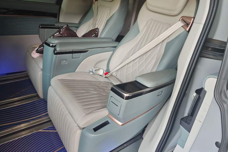 Used SAIC MAXUS G90 2022 2.0T Interstellar Seven-Seater Left Rear Seat