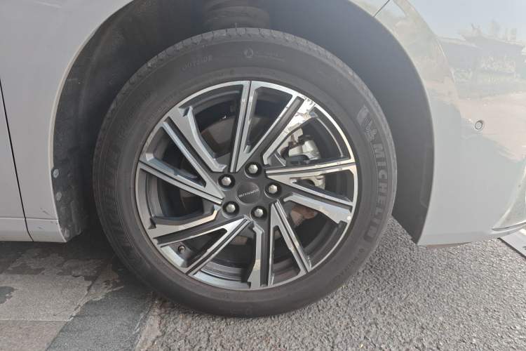 Used SAIC MAXUS G90 2022 2.0T Interstellar Seven-Seater Right Front Wheel Hub