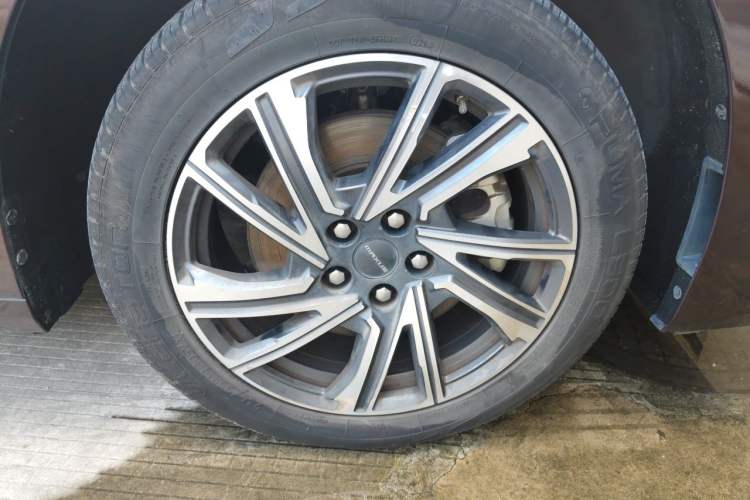 Used SAIC MAXUS G90 2022 2.0T Interstellar Seven-Seater Right Front Wheel Hub