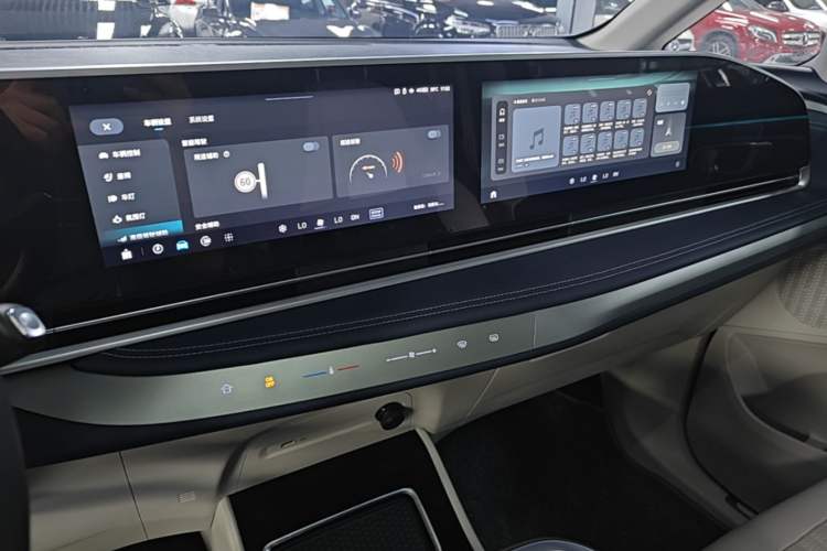 Used SAIC MAXUS G90 2022 2.0T Interstellar Six-Seater Edition Audio And AC Panel