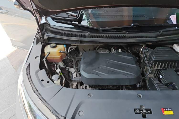 Used SAIC MAXUS G90 2022 2.0T Xingyun Seven-Seater Version Engine Bay Right