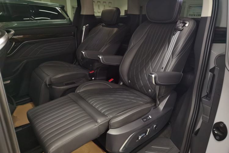 Used SAIC MAXUS G90 2022 2.0T Galaxy Seven-Seater Version Interior 4