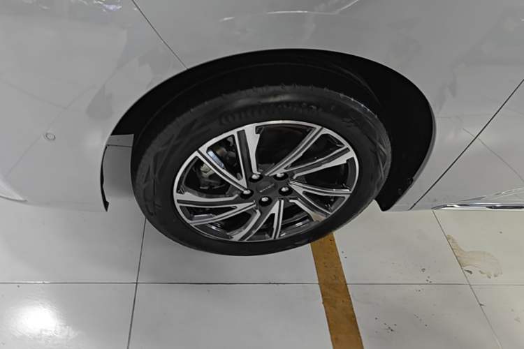 Used SAIC MAXUS G90 2022 2.0T Interstellar Six-Seater Edition Left Front Wheel Hub