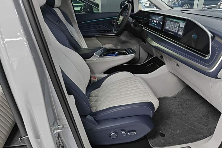 Used SAIC MAXUS G90 2022 2.0T Interstellar Six-Seater Edition Right Front Seat