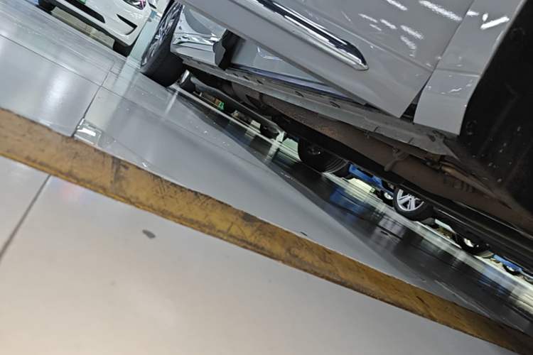 Used SAIC MAXUS G90 2022 2.0T Interstellar Six-Seater Edition Right Side Sill