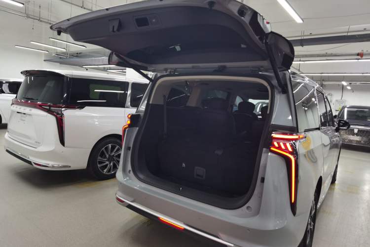 Used SAIC MAXUS G90 2022 2.0T Galaxy Seven-Seater Version Trunk