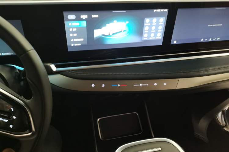 Used SAIC MAXUS G90 2022 2.0T Galaxy Seven-Seater Version Audio And AC Panel