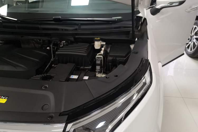 Used SAIC MAXUS G90 2022 2.0T Galaxy Seven-Seater Version Engine Bay Left