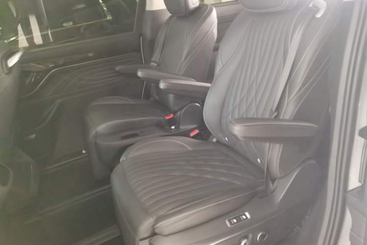 Used SAIC MAXUS G90 2022 2.0T Galaxy Seven-Seater Version Left Rear Seat