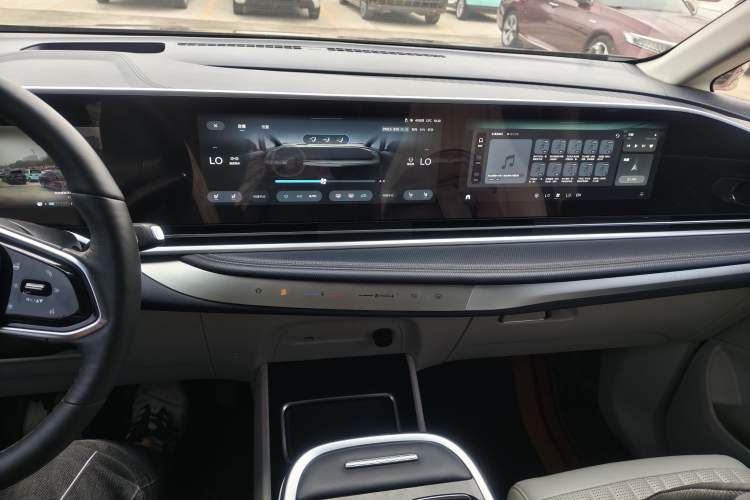Used SAIC MAXUS G90 2022 2.0T Interstellar Seven-Seater Audio And AC Panel