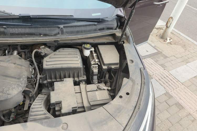 Used SAIC MAXUS G90 2022 2.0T Galaxy Seven-Seater Version Engine Bay Left