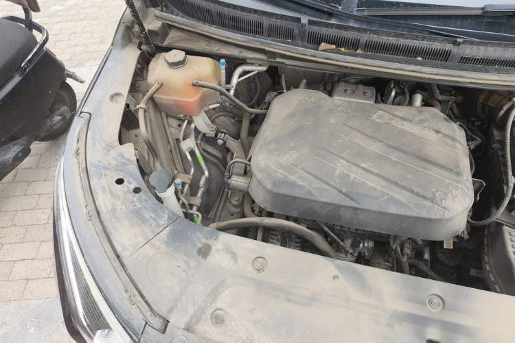 Used SAIC MAXUS G90 2022 2.0T Galaxy Seven-Seater Version Engine Bay Right