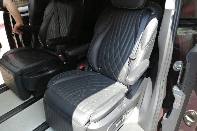 Used SAIC MAXUS G90 2022 2.0T Xingyun Seven-Seater Version Left Rear Seat