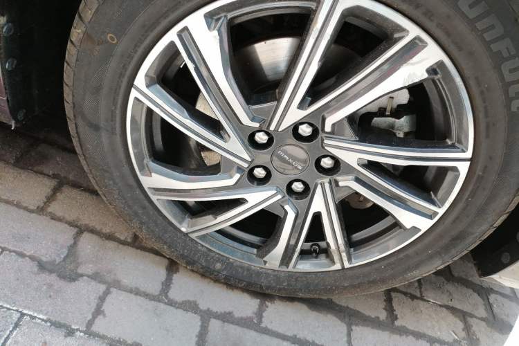Used SAIC MAXUS G90 2022 2.0T Xingyun Seven-Seater Version Right Front Wheel Hub