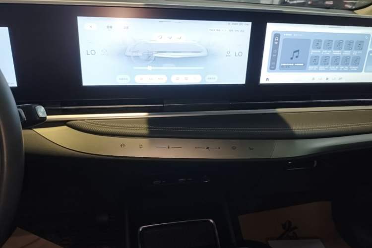 Used SAIC MAXUS G90 2022 2.0T Starry Seven-Seater Audio And AC Panel