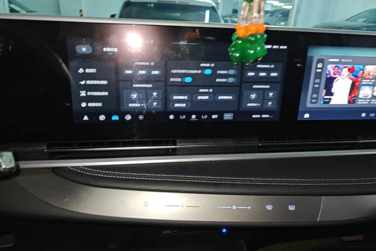 Used SAIC MAXUS G90 2022 2.0T Interstellar Seven-Seater Audio And AC Panel