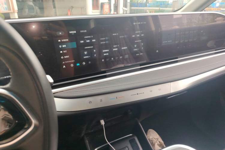 Used SAIC MAXUS G90 2022 2.0T Xingyun Seven-Seater Version Audio And AC Panel