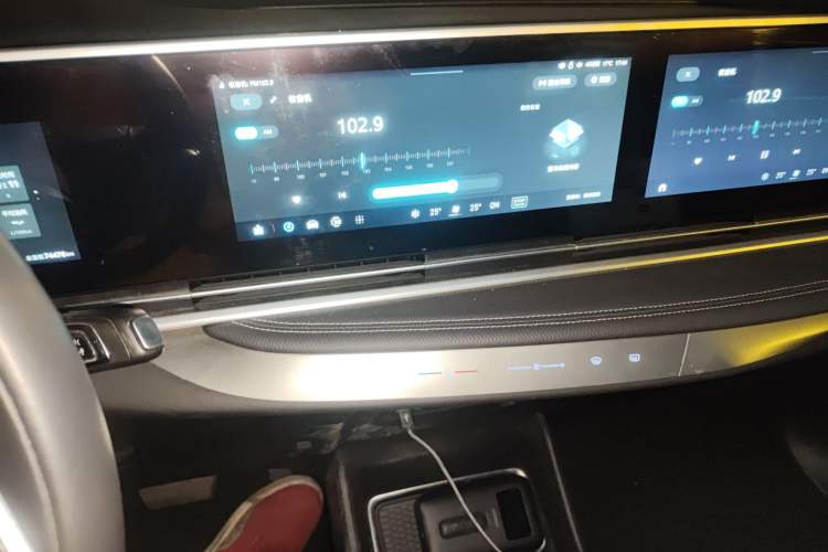 Used SAIC MAXUS G90 2022 2.0T Xingyun Seven-Seater Version Audio And AC Panel