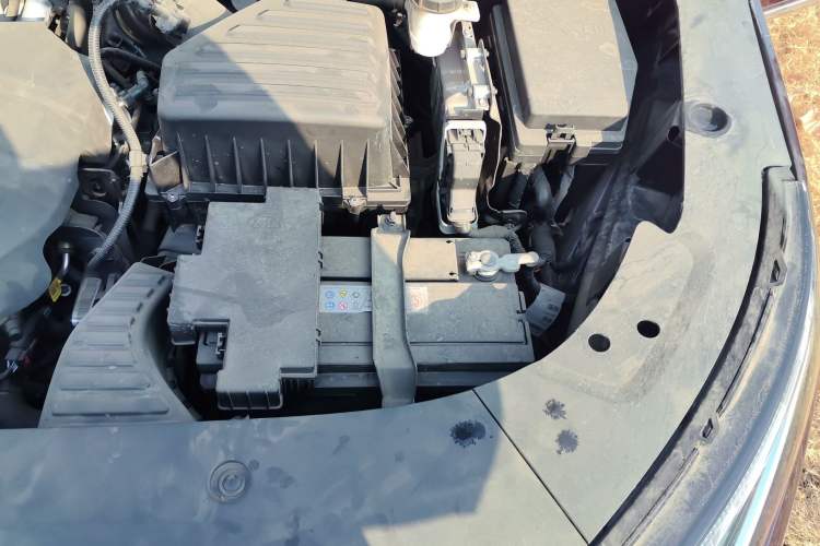 Used SAIC MAXUS G90 2022 2.0T Galaxy Seven-Seater Version Engine Bay Left