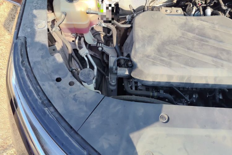 Used SAIC MAXUS G90 2022 2.0T Galaxy Seven-Seater Version Engine Bay Right