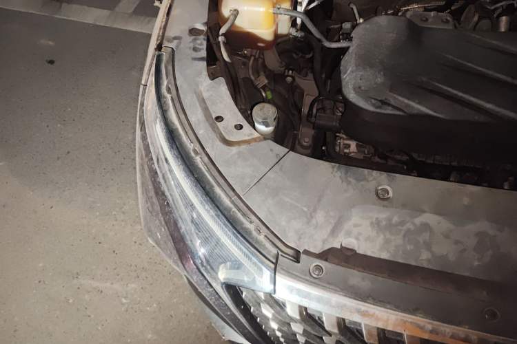 Used SAIC MAXUS G90 2022 2.0T Xingyun Seven-Seater Version Engine Bay Right