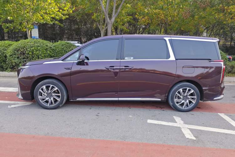 Used SAIC MAXUS G90 2022 2.0T Interstellar Seven-Seater Exterior 4