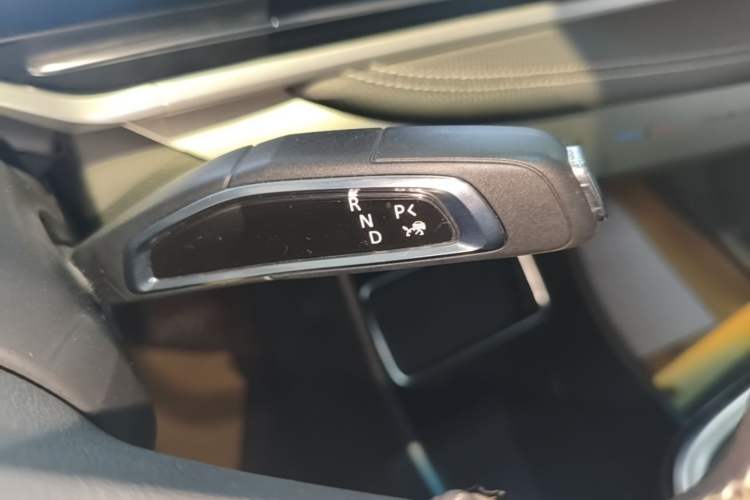 Used SAIC MAXUS G90 2022 2.0T Starry Seven-Seater Gear Lever